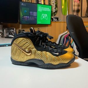 Nike posite pro metallic gold MINT youth size 6 or woman’s 8